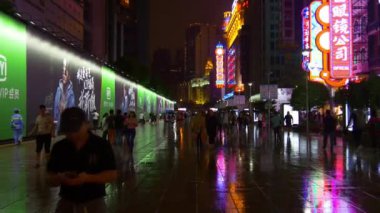 Gece saat trafik Şanghay sokaklarında. 4 k görüntüleri Çin