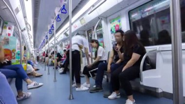 Guangzhou şehir ünlü tren istasyonu metro kalabalık salon Panoraması 4 k zaman sukut Çin