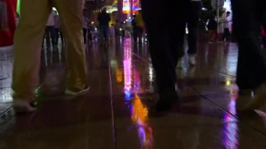 Gece saat trafik Şanghay sokaklarında. 4 k görüntüleri Çin