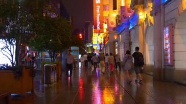 Gece saat trafik Şanghay sokaklarında. 4 k görüntüleri Çin