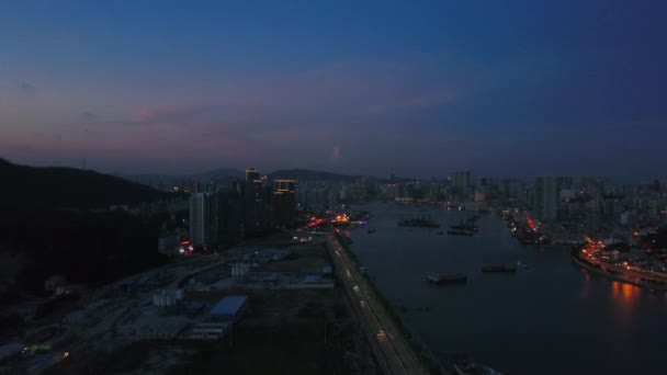 China nachttijd verlicht zhuhai city verkeer straat kruispunt luchtfoto panorama 4k time-lapse — Stockvideo