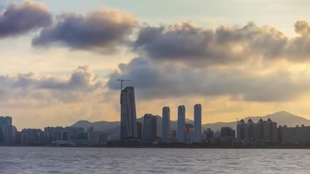 Luchtfoto panorama van Zhuhai stad aan zee — Stockvideo