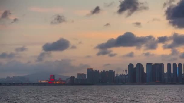 Luchtfoto panorama van Zhuhai stad aan zee — Stockvideo