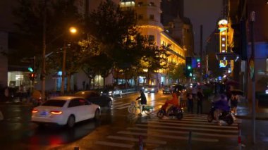 Gece saat trafik Şanghay sokaklarında. 4 k görüntüleri Çin