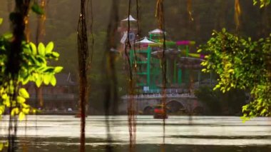 Güneşli bir gün zhuhai şehir ünlü jingshan Parkı Gölü Panoraması 4k timelapse Çin