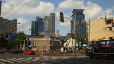 Gün zaman trafik Şanghay sokaklarında. 4 k görüntüleri Çin