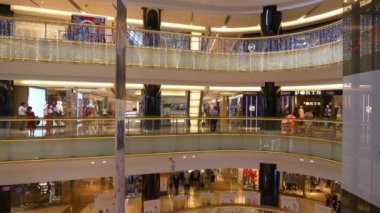 Shenzhen - Ocak 2016: insanlar alışveriş merkezi