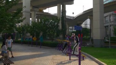 Gün zaman trafik kişi ile Şanghay sokaklarında. 4 k görüntüleri Çin