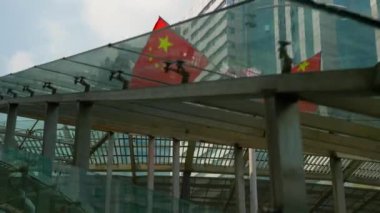 Shenzhen - Ocak 2016: insanlar alışveriş merkezi yakınındaki
