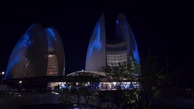Zhuhai, Çin - Eylül 2017: gece aydınlatma zhuhai şehir ünlü opera binası kare panorama 4k timelapse yaklaşık Eylül 2017 zhuhai, Çin.