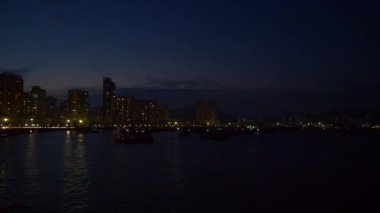 Zhuhai, Çin - Eylül 2017: gece aydınlatma zhuhai şehir ünlü opera binası kare panorama 4k timelapse yaklaşık Eylül 2017 zhuhai, Çin.