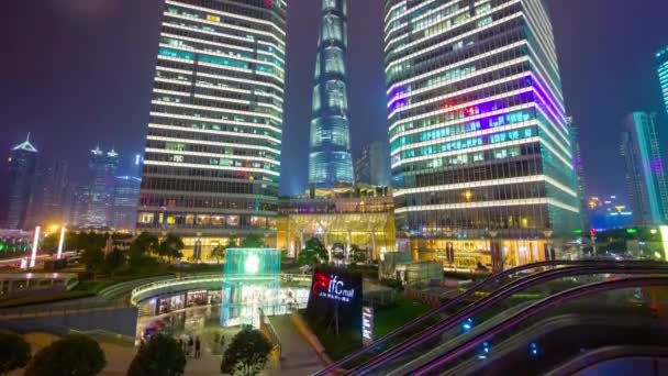 Nachtverkehr auf den Straßen Shanghais mit Menschen. 4k Filmmaterial China