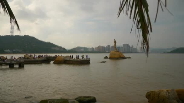 Day Time Zhuhai Cityscape Fisher Girl Monument Bay Panorama Tourists — Stock Video