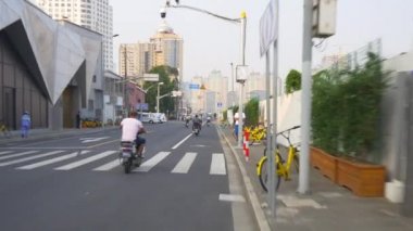 Gün zaman trafik kişi ile Şanghay sokaklarında. 4 k görüntüleri Çin