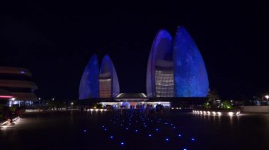 Zhuhai, Çin - Eylül 2017: gece aydınlatma zhuhai şehir ünlü opera binası kare panorama 4k timelapse yaklaşık Eylül 2017 zhuhai, Çin.