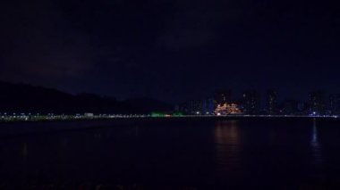 Zhuhai, Çin - Eylül 2017: gece aydınlatma zhuhai şehir ünlü opera binası kare panorama 4k timelapse yaklaşık Eylül 2017 zhuhai, Çin.