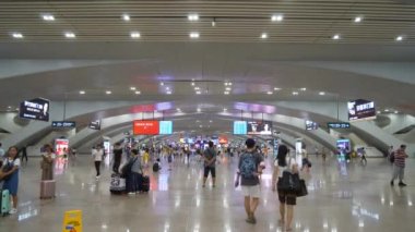 Guangzhou şehir ünlü tren istasyonu metro kalabalık salon Panoraması 4 k zaman sukut Çin