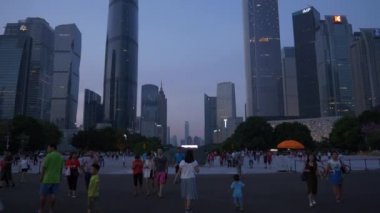 İnsanlar Guangzhou sokaklarında yürürken, insanlar. 4 k görüntüleri Çin
