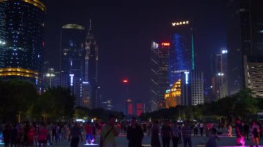 İnsanlar Guangzhou sokaklarında yürürken, insanlar. 4 k görüntüleri Çin