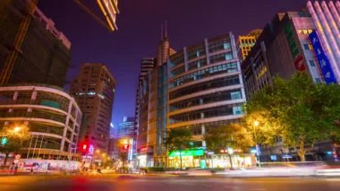Şangay 'da gece trafiği. Şehir manzaralı hava manzaralı 4k porselen