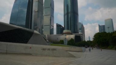 İnsanlar Guangzhou sokaklarında yürürken, insanlar. 4 k görüntüleri Çin