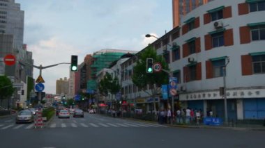 Gün zaman trafik kişi ile Şanghay sokaklarında. 4 k görüntüleri Çin