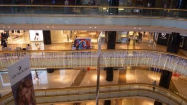 Shenzhen - Ocak 2016: insanlar alışveriş merkezi