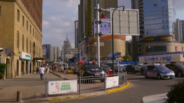 Tagsüber Verkehr Auf Den Straßen Von Shanghai Mit Menschen Filmmaterial — Stockvideo