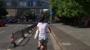 Gün zaman trafik kişi ile Şanghay sokaklarında. 4 k görüntüleri Çin