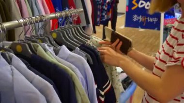Shenzhen - Ocak 2016: insanlar alışveriş merkezi