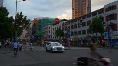 Gün zaman trafik kişi ile Şanghay sokaklarında. 4 k görüntüleri Çin