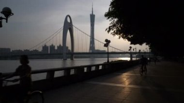 İnsanlar Guangzhou sokaklarında yürürken, insanlar. 4 k görüntüleri Çin