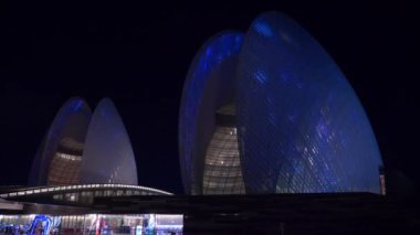 Zhuhai, Çin - Eylül 2017: gece aydınlatma zhuhai şehir ünlü opera binası kare panorama 4k timelapse yaklaşık Eylül 2017 zhuhai, Çin.
