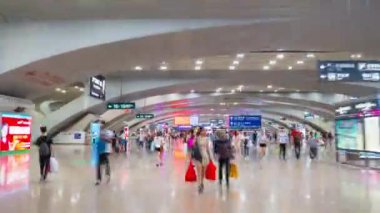 Shanghai, Çin zaman atlamalı aceleyle bir tren istasyonunda hızlı hareket insan