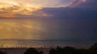 ünlü tatil Beach phuket Adası'nın panoramik çekim. 4 k timelapse görüntüleri