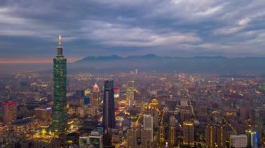 Gün zaman Taipei cityscape panorama. 4 k görüntüleri Çin