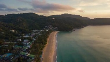 ünlü tatil Beach phuket Adası'nın panoramik çekim. 4 k timelapse görüntüleri