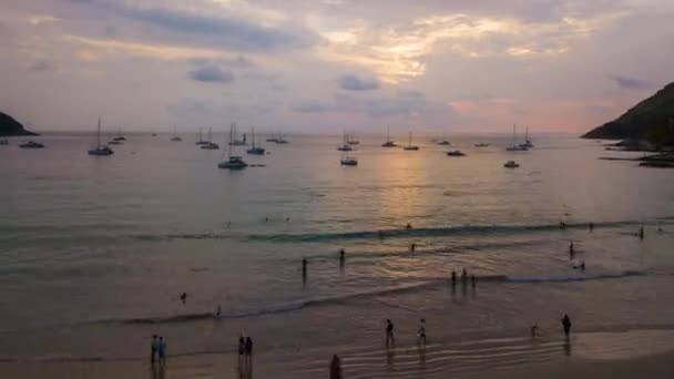 Turisti Sulla Spiaggia Resort Phuket Island Timelapse Filmato — Video Stock
