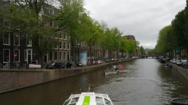 Amsterdam şehir merkezi güneşli gün kanalı kalabalık trafik köprüsü manzarası 4k Hollanda 