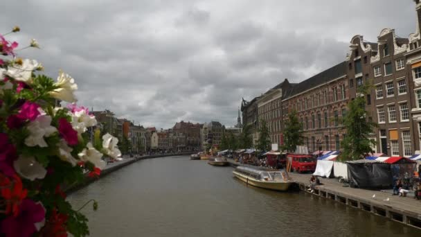 Amsterdam Centro Ciudad Día Soleado Canal Abarrotado Puente Tráfico Panorama — Vídeo de stock