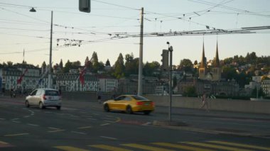 Luzern üzerinde uçuş. Şehir trafiği. Hava manzarası 4k yavaş çekim görüntüsü İsviçre