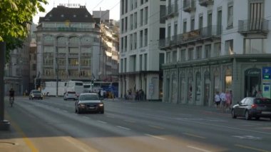 Luzern üzerinde uçuş. Şehir trafiği. Hava manzarası 4k yavaş çekim görüntüsü İsviçre