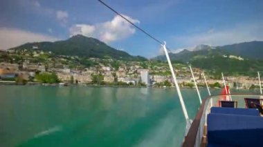 Güneşli bir gün Montreux şehri. Cenevre Gölü. Ünlü feribot yolculuğu.