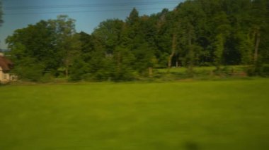 İsviçre güneşli gün Zürih şehir tren yol yolculuk yolcu pencere Panoraması 4k