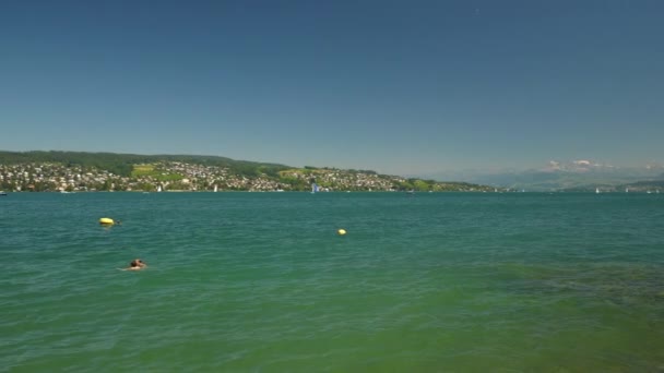 Zonnige Dag Zurich Stad Rivier Met Mensen Panorama Zwitserland — Stockvideo