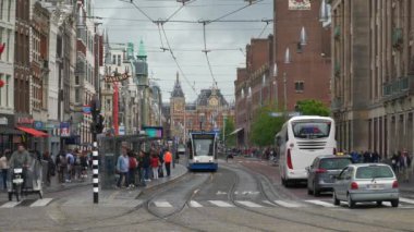 Amsterdam Şehri Bulutlu Gün Trafiği Sokak Panoraması 4k Yavaş çekim Hollanda