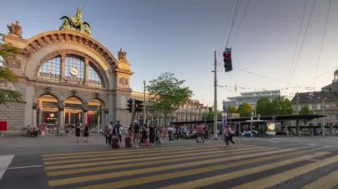 Luzern üzerinde uçuş. Şehir trafiği. Hava panorama 4k zaman ayarlı görüntüler