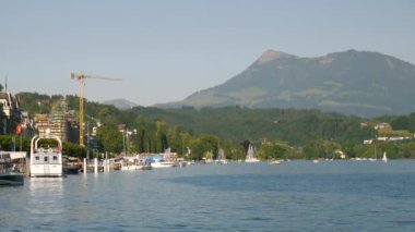 Luzern şehir merkezinin üzerinden uçuş nehir kenarı panorama 4k
