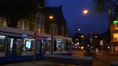 Gece Amsterdam şehir merkezi trafik sokağı çatısı manzarası 4k Hollanda 