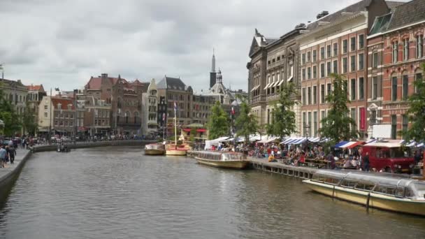 Амстердам Центр Солнечного Дня Канал Переполненный Дорожным Мостом Панорама Нидерланды — стоковое видео